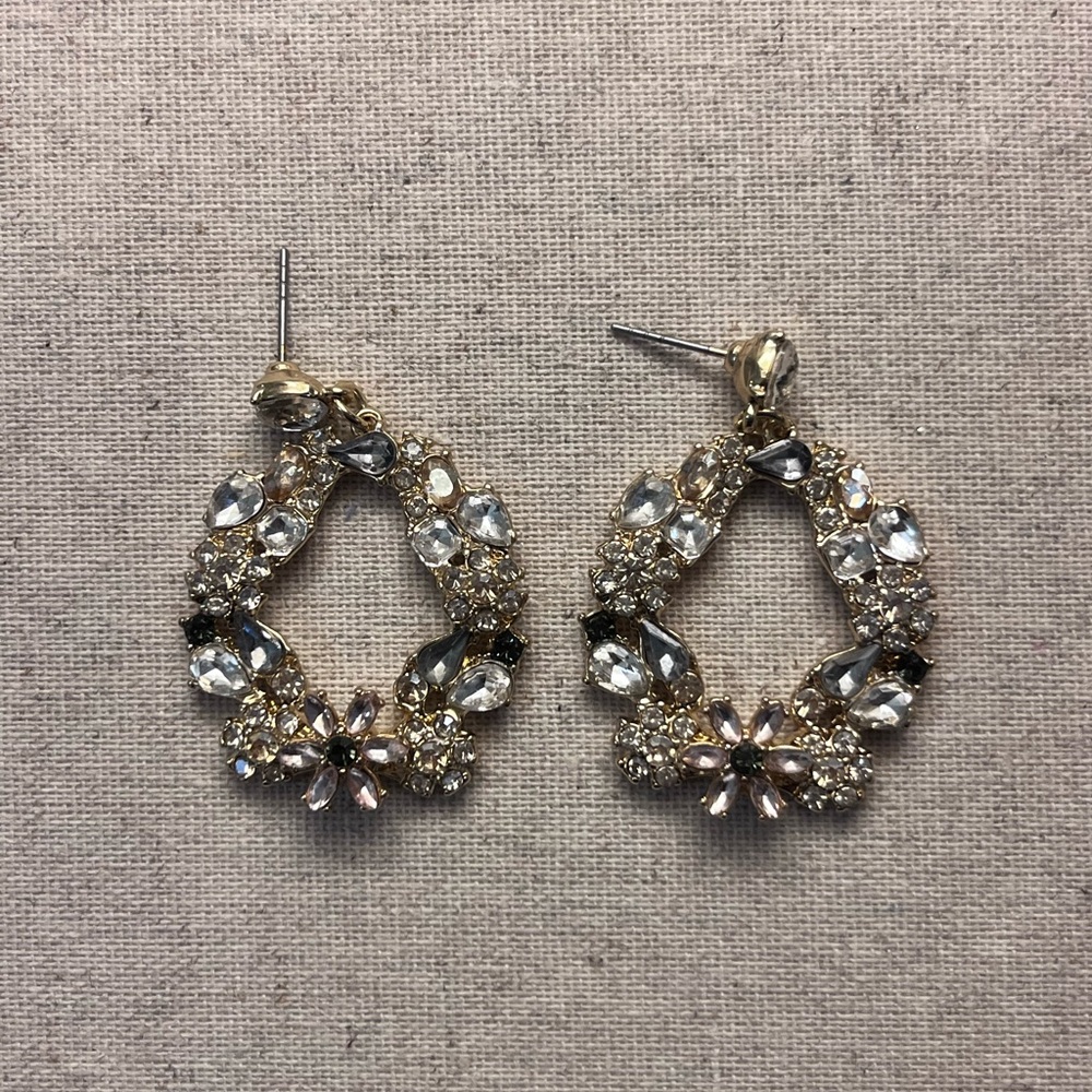 ✨ Crystal Floral Wreath Drop Earrings - Picture 4 of 5